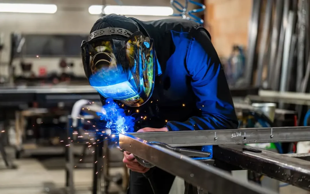 Dépannage d’une machine dans un atelier de métallerie