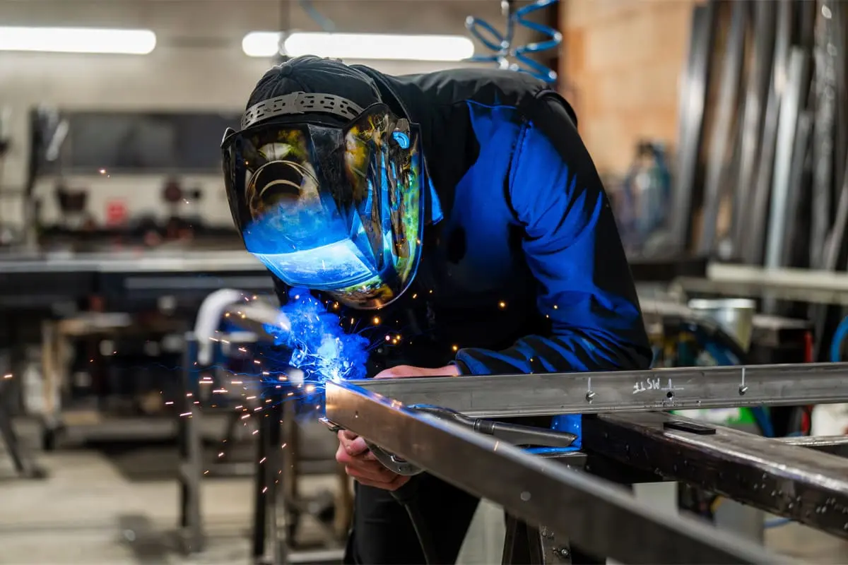 Soudure en atelier de métallerie lors d’une intervention industrielle